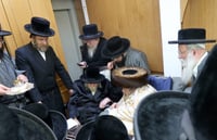 האדמו"ר מטשערנוביל בביקור אצל האדמו"ר מתולדות אברהם יצחק