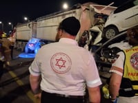 לילה קטלני בכבישים: נהג גרר נהרג במחלף יבנה ופצועה קשה ביקנעם עילית