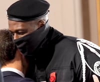 בפנים מכוסות: לוחמי היחידה הסודית קיבלו את העיטור היוקרתי ממקרון