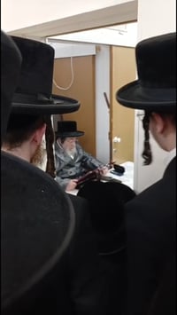 ביום הולדתו ה- 81; הרבי מויז'ניץ בספירת העומר בפתח חדרו של בעל ה'ישועות משה'