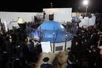 האדמו"ר מבויאן בהדלקה בל"ג בעומר במירון