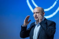 נפתלי בנט בכנס בחירות