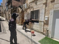 שוטרים מסירים גרפיטי במאה שערים