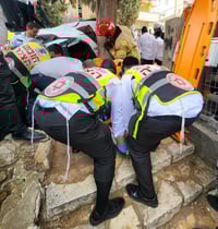 תאונה בבני ברק: זוג כבני 70 נפצעו באורח בינוני בהתהפכות רכבם