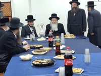 מסיבת הלחיים במעונו של האדמו"ר מביאלה