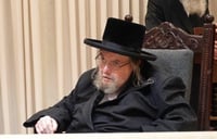 האדמו"ר מבעלזא בקבלת קהל בליל שישי 