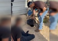 צפו: השוטר 'קלט' את הצעיר ליד פח הזבל ושלף את השקית המפלילה