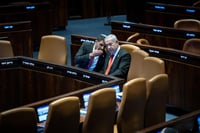 השר שלמה קרעי עם ראש הממשלה נתניהו