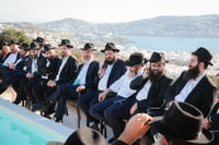 יהודים מורידים מזוזות ומגן דוד: מה חיפשו 100 רבנים באי מיקונוס?