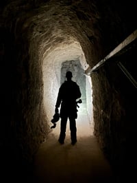 לוחם חטיבה 7 במנהרת הענק של חיזבאללה