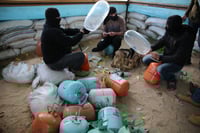 מחבלים מכינים בלוני תבערה להטסה לעבר ישראל בשנת 2020