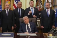 טראמפ מנמנם בשידור חי - דמויות מפתח לצד הנשיא דונלד טראמפ בחדר הסגלגל
