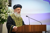 הרב דוד יוסף במהלך טקס השבעה לדיינים חדשים בבית הדין הרבני