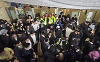 אש בחצר: כך נראים ריקודי השמחה במירון, בצל הגבלות פיקוד העורף | צפו  