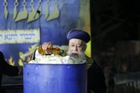 הדלקת הראשל"צ רבה של ירושלים הגאון רבי שלמה משה עמאר בסמוך לציון רשב"י במירון בשנה שעברה