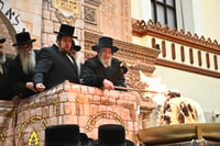 מעמד ההדלקה בחצה"ק ויז'ניץ