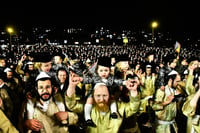האדמו"ר מתולדות אברהם יצחק במעמד ההדלקה