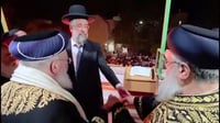 במקום מירון; הראשונים לציון הגרש"מ עמאר והגר"ד יוסף בריקוד סוער בהדלקה בירושלים