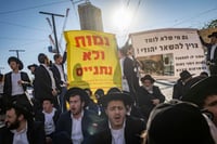 השלטים בהפגנה