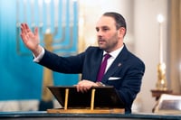 זעזוע בציריך: יהודי הגיש תלונה פלילית נגד ברית המילה | המחוקק הבלגי זועם: "מכחיש שואה ידוע"