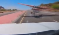 תיעוד מטורף: מטוס קל פספס במטרים בודדים רכב משפחתי | צפו