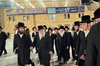 האדמו"ר ממכנובקא בעלזא בכותל המערבי