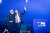 יאיר לפיד ונפתלי בנט באירוע בחירות של רשימת 'ביחד'