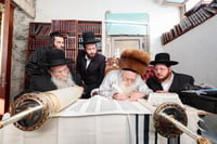 הרה"צ רבי יצחק מאיר מורגנשטרן בכתיבת אותיות בס"ת