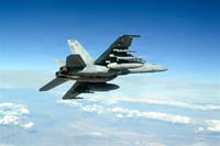 מטוס F/A-18 משגר טיל מונחה מתקדם