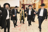 מכל הזרמים; הרבנים החסידיים והליטאים פיזזו יחדיו בשמחת הנישואין בבני ברק