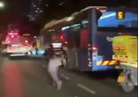 דיווח ראשוני: אוטובוס התנגש בעץ בתל אביב, הרוג ומספר פצועים קשה