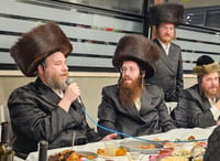 שיקי מנדל (מימין) עם הבן של האדמו"ר