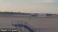 תיעוד מטורף: המנוע מתנתק מהמטוס ועולה באש בשיא ההמראה
