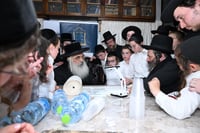 גדולי ישראל בכתיבת אותיות בס"ת של הבן יקיר