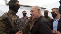נתניהו הרים בחיוך את הפאלפון מאפודת הלוחם: "הלו, מדבר חייל" | צפו