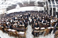 עצרת מחאה בכולל חזון איש בבני ברק על חילולי הקברים בעיר יהוד