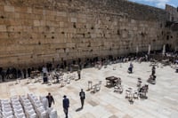 היערכות שיא בכותל המערבי לקראת חג השבועות: הוספת מחיצות וקידוש המוני