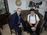 רבנים, פוליטיקאים, אנשי עסקים: גלריית מנחמים אצל העסקן החסידי