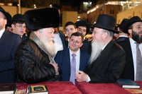 הגרב"צ אזרחי עם תלמידי ישיבתו בכותל המערבי