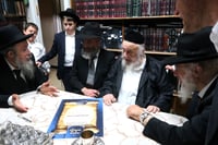 מעמד ההכתרה במעונו של ראש הישיבה