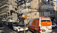 פעוטה בת חצי שנה נפלה מגובה בכניסה לחנות ברחוב רבי עקיבא בבני ברק