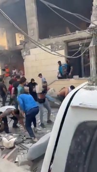 תיעוד: הלבנונים מפנים את ההריסות אחרי התקיפה בביירות | פרטים חדשים נחשפים