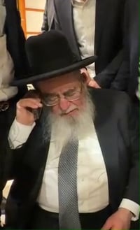הגר"א סאלים בשיחת חיזוק עם אם הבחור העצור
