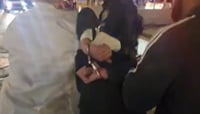 אזוקים לקול צעקות ההמון: המשטרה עצרה שני חשודים במחאות בירושלים | צפו