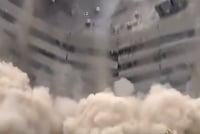 לעיני המצלמות: מלון ישן בן 19 קומות קרס אל תוך עצמו | צפו