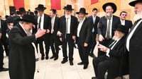 שמחת עולם על ראשם; צפו בראש ישיבת באר יעקב פוצח במחול מול חבר המועצת