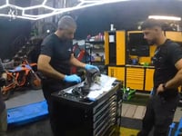 השוטרים פותחים בזהירות את העטיפה בעסק בצפון - וזה מה שמגלים | צפו