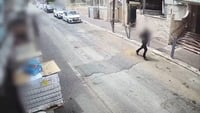 הדקות שאחרי הרצח המזעזע בכולל בבני ברק: החשוד רץ עם כפפה וסכין וזורק במבנה נטוש | צפו