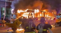 אוטובוס בית ספר הוצת: חגיגות נצחון בניו יורק הפכו למהומה פרועה | צפו