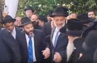 כשהאדמו"ר רבי דוד אבוחצירא ואריה דרעי פצחו בריקוד סוער בחתונה היוקרתית | צפו